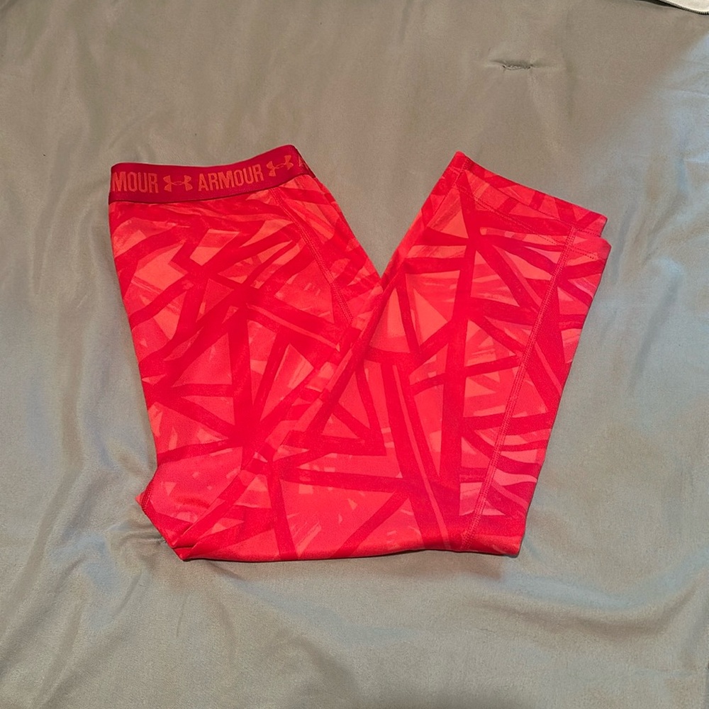 Under Armour leggings/Capri’s tags have been removed, they are about a Med/ LG
